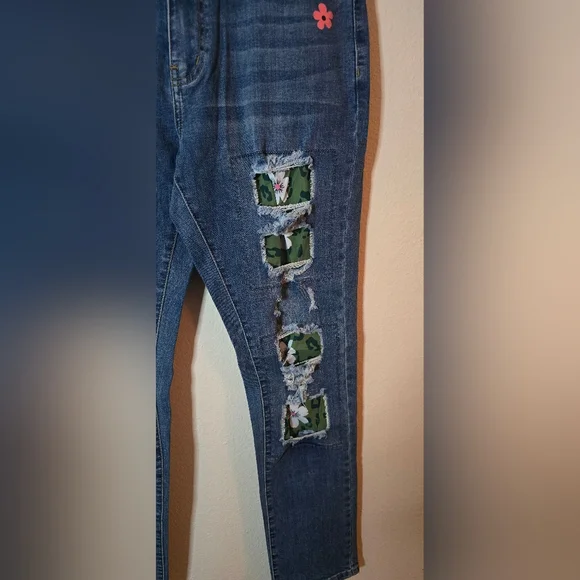 Tres Chic Dark Wash Distressed Floral Patch Boho Casual Festival Jeans New Small - Picture 3 of 5